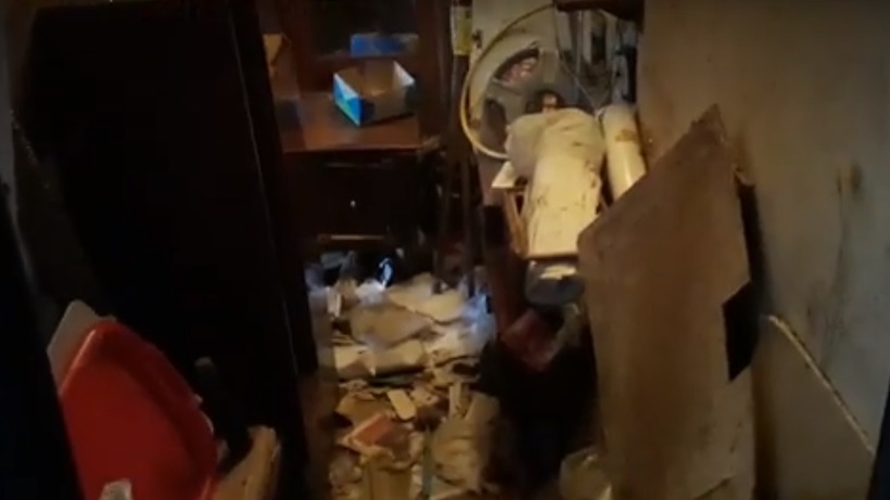 Балаковская пенсионерка горами мусора превратила жилище в «квартиру для тараканов»