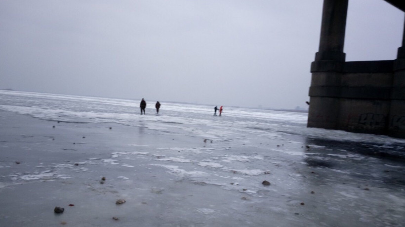 Оказывая помощь рыбакам, саратовские спасатели сняли со льда трех школьников