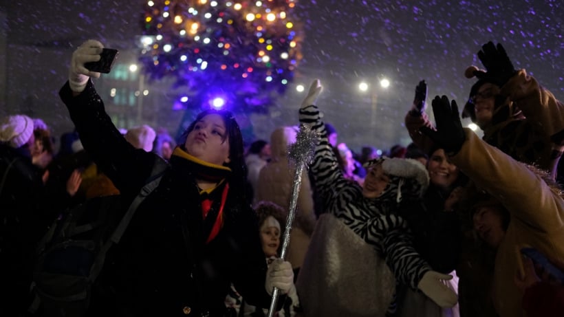 Сотни саратовцев отметили Рождество на Театральной площади