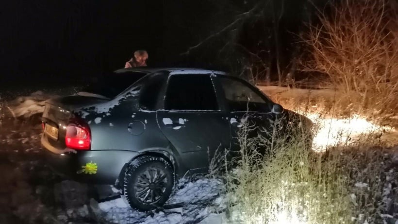 В Энгельсском районе застрявшей в снегу автомобилистке потребовалась помощь спасателей