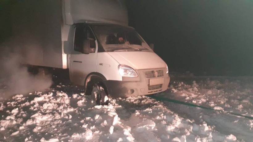 Ершовские спасатели выручили водителя, решившего ехать по заснеженной дороге