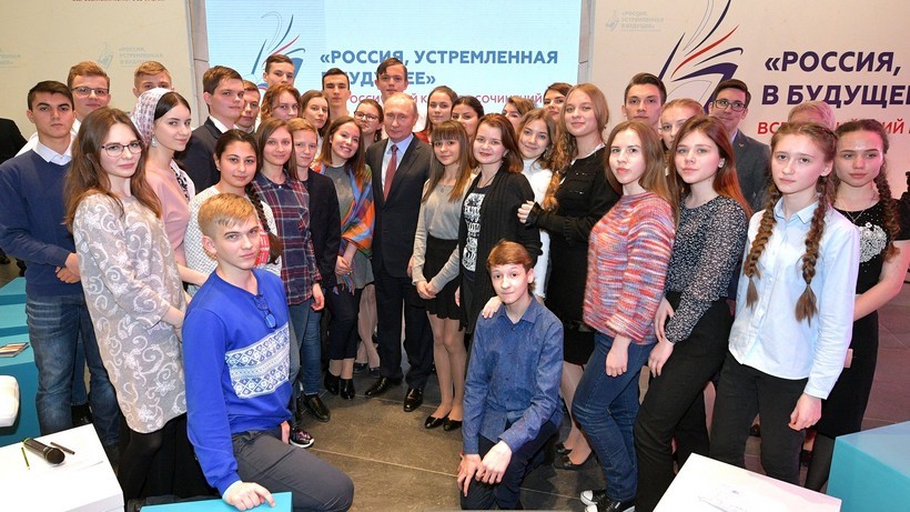 «Ромир»: Поколение Z считает Путина наиболее заслуживающим доверия публичным человеком