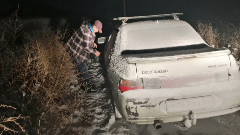 Под Энгельсом спасатели освободили автомобилиста из снежного плена