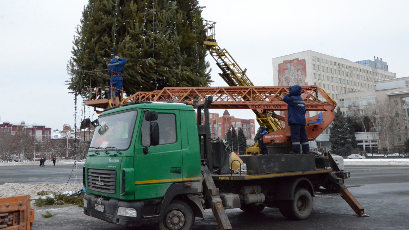 На следующий Новый год в Саратове на Театральной площади установят такую же елку