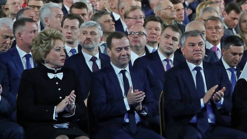 «Московский комсомолец»: Медведев не знал о своей отставке заранее