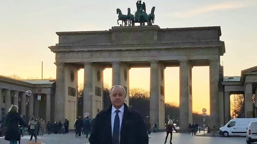Радаев выставил в Instagram свое фото на фоне Бранденбургских ворот в центре Берлина