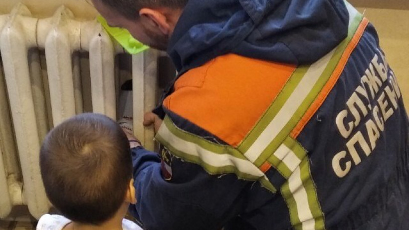 В Саратове спасатели вытащили ногу ребенка из батареи