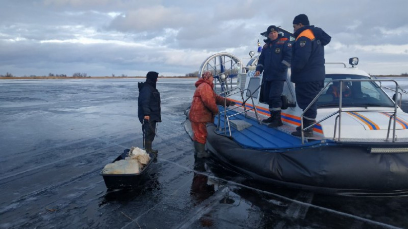Спасатели эвакуировали с острова на Волге двух рыбаков