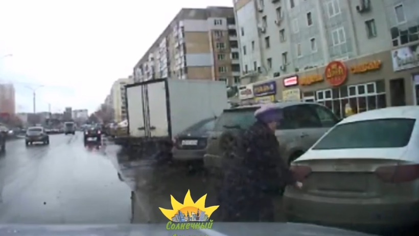 В Солнечном сняли на видео царапающую машины «неадекватную тетю»