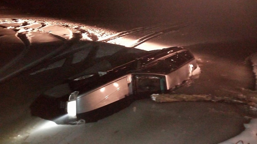 Саратовские полицейские через боковое стекло вытащили водителя провалившегося под лед автомобиля