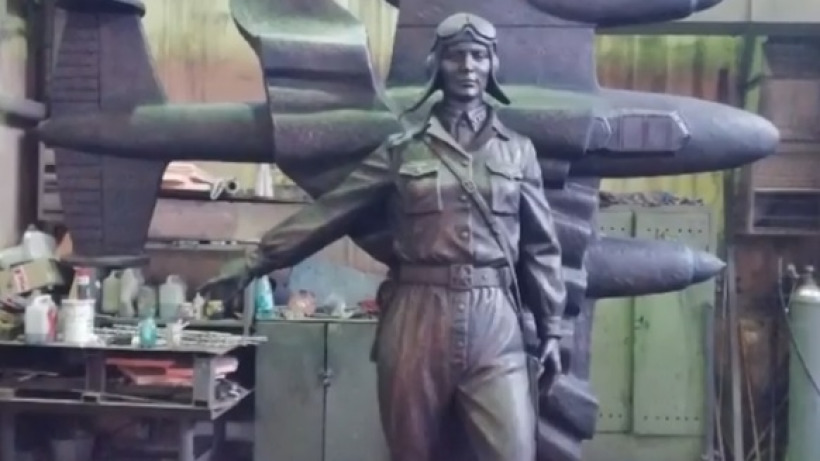 Скульптор завершил работу над памятником Марине Расковой