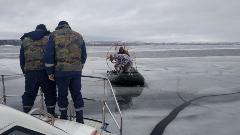 Саратовцы выплыли на резиновой лодке на Волгу и застряли в полынье