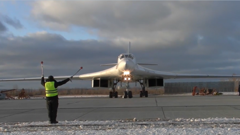 На энгельсской авиабазе молодые пилоты тренировались управлять «Белыми лебедями». Видео