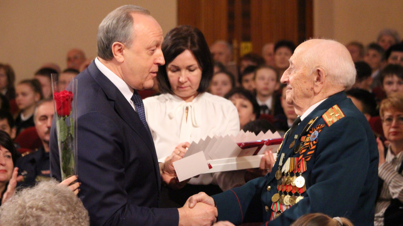 Губернатор поздравил ветеранов с годовщиной снятия блокады Ленинграда