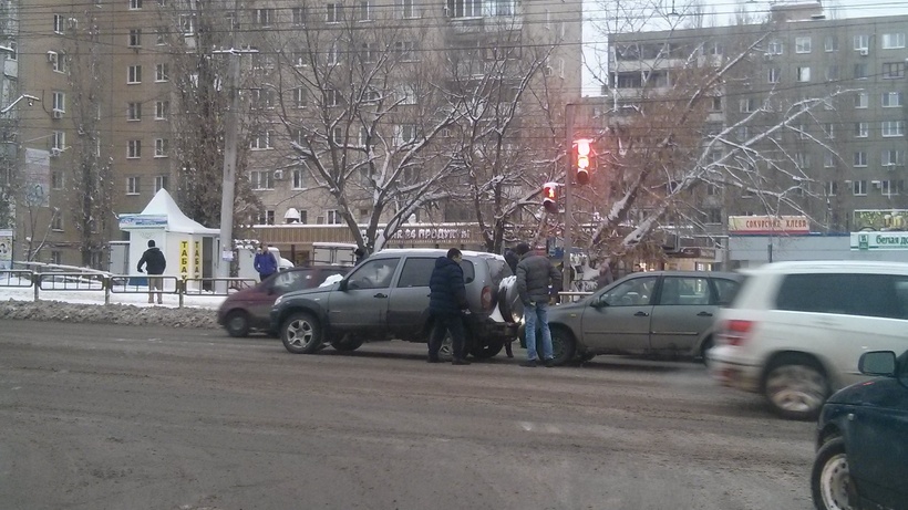 ГИБДД просит саратовцев не выезжать на трассы во время снегопада и гололеда