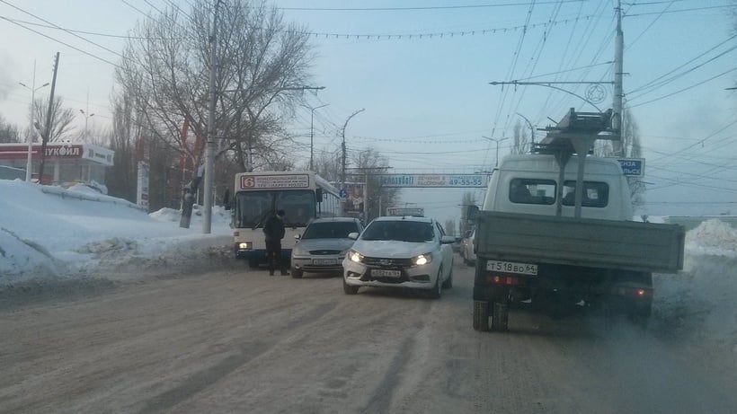 Зима не испугалась. Радаев раскритиковал мэрию Саратова за плохую уборку снега