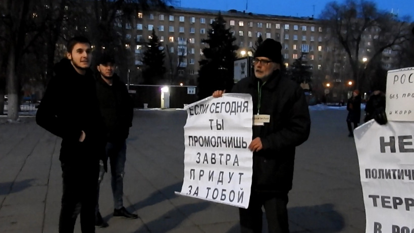 В Саратове прохожий поддержал пикет оппозиции: «Я сам чеченец, но мне обидно за вас, за простой русский народ»