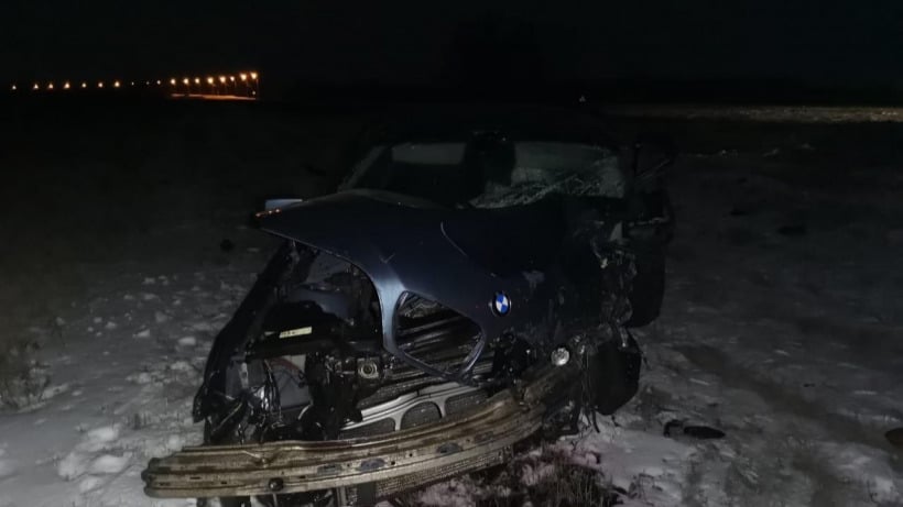 Ночью под Саратовом BMW столкнулся с «девяткой». Водитель иномарки погиб