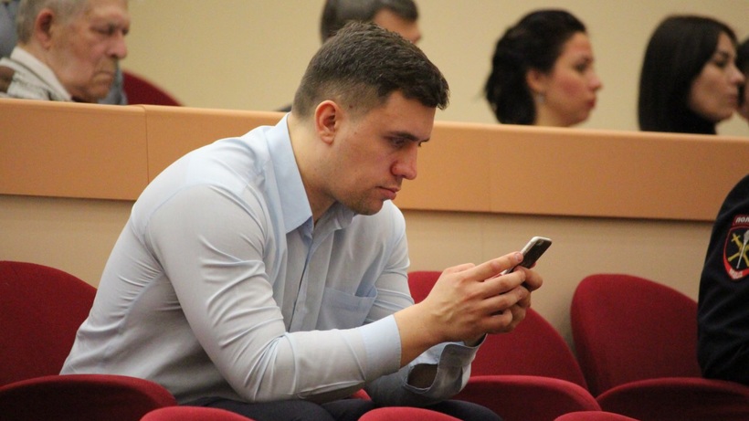 «Антонов стал применять силу». Бондаренко обратился в СКР после падения с лестницы в облдуме 
