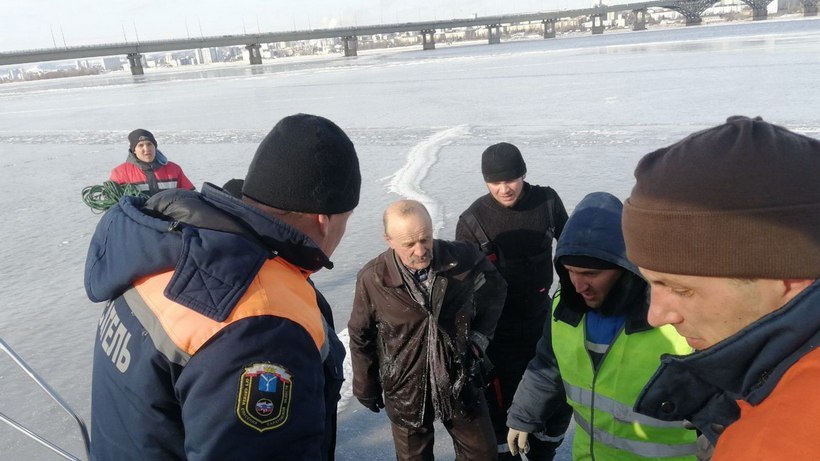У саратовского пляжа спасли провалившегося под лед пенсионера на лыжах