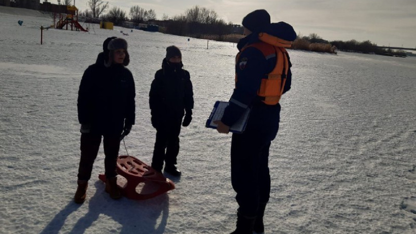 Балаковские спасатели отчитали двух мальчиков за выход на лед канала