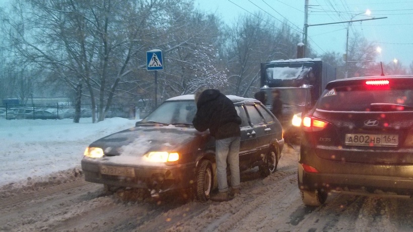 Снегопад в Саратове. ГИБДД просит водителей ездить как можно медленнее