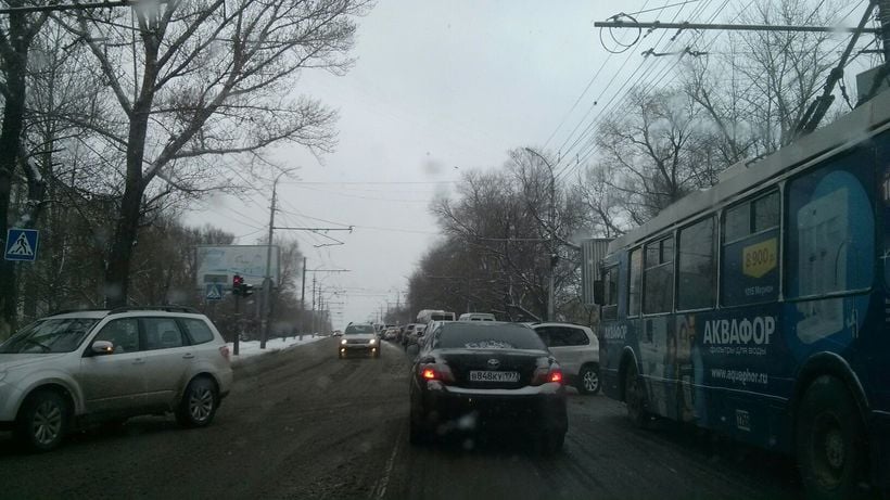 Снег в Саратове. Несколько ДТП блокировали движение на проспекте 50 лет Октября 