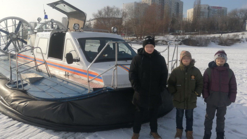 Спасатели эвакуировали трех саратовских школьников со льда у набережной