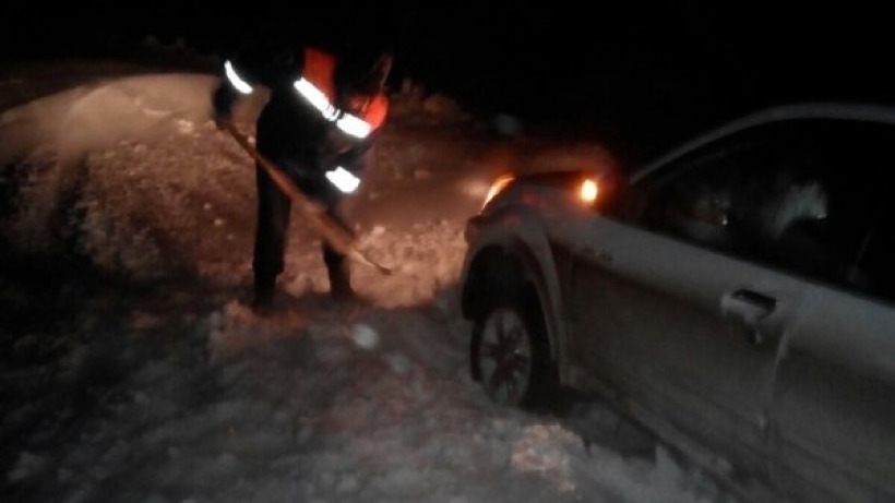 Под Ртищевом спасатели вызволили автомобиль с младенцем из снежного плена