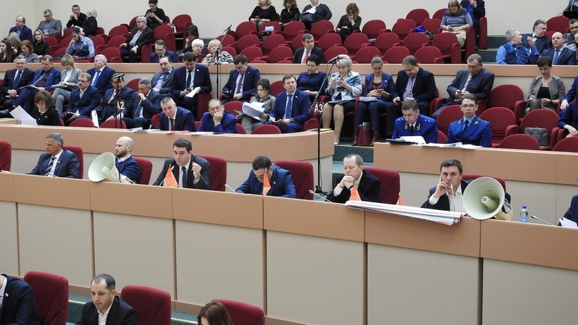 Коммунисты принесли на заседание саратовской облдумы сразу два громкоговорителя
