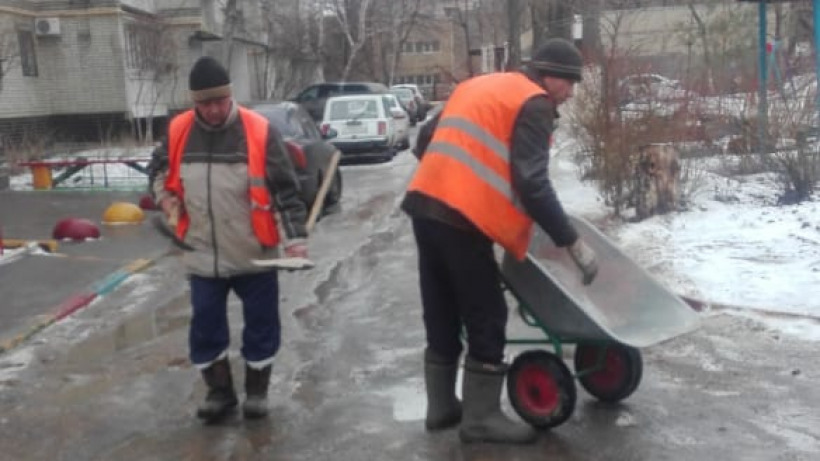 После травмирования женщины во дворе саратовского дома асфальт засыпали песком