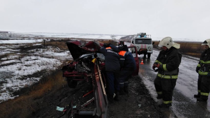 На трассе под Ершовом водитель «десятки» врезался в отбойник