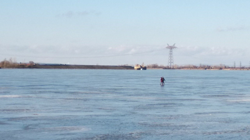 Балаковские спасатели вывели с тонкого льда двух школьников