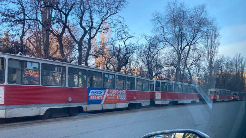 В Саратове из-за ДТП на путях стоят трамваи четырех маршрутов