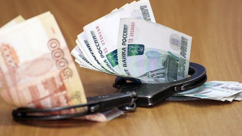 Сотрудник миграционной службы в Саратовской области отказалась от взятки деньгами, конфетами и коньяком