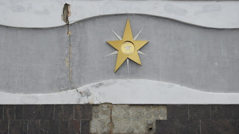На «Аллее звезд» в Саратове обвалилась штукатурка у знака Марины Расковой