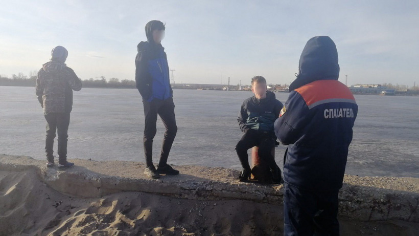 Балаковские спасатели отчитали двух мальчиков за выход на лед судоходного канала