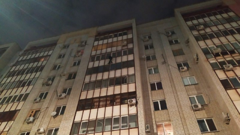 Ночью саратовец на руках висел на балконе седьмого этажа до приезда спасателей