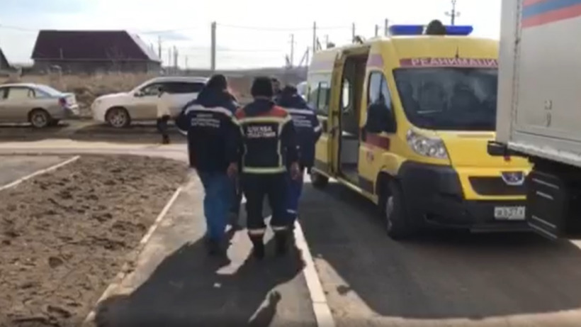 Саратовские спасатели вытащили пьяного пенсионера из глубокого подвала