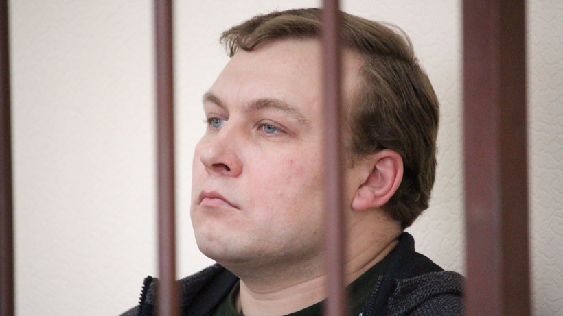 В Саратове экс-майор ФСБ арестован за мошенничество на миллионы рублей. Он просит засекретить уголовное дело 