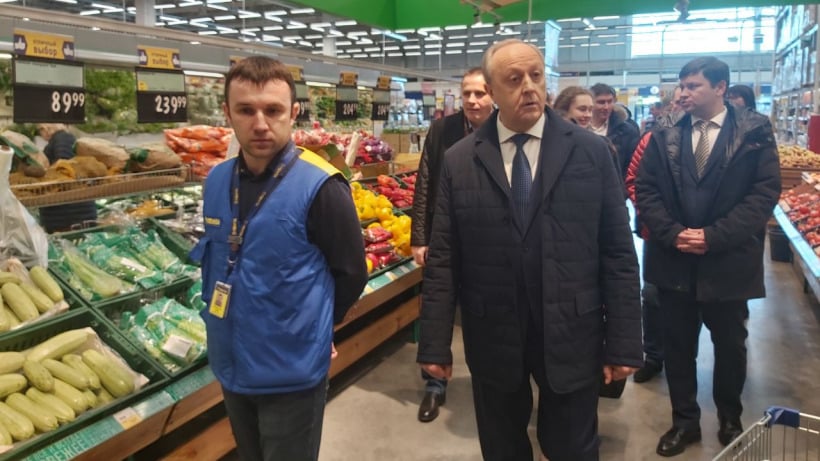Коронавирус: Радаев сходил в энгельсский гипермаркет, в котором есть продукты