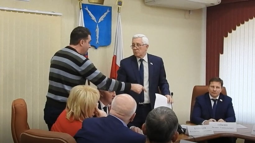 «Уйди отсюда!» В саратовской облдуме глава бюджетного комитета и коммунист поспорили за микрофон