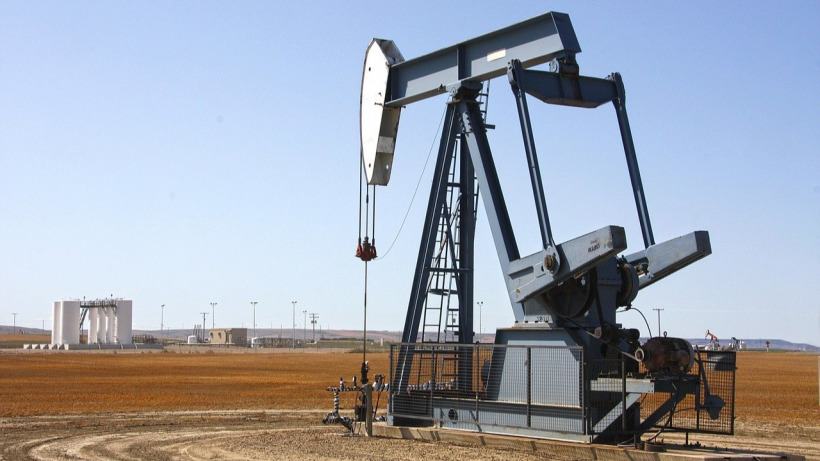 Цена на нефть снизилась до 26,5 доллара за баррель и продолжает падать