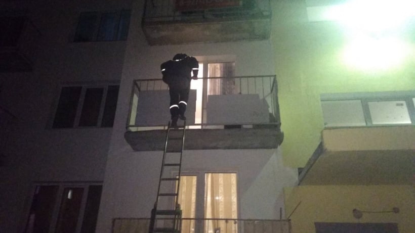 Балаковские спасатели помогли выбраться с балкона голой пятилетней девочке. В квартире нашли еще одного ребенка