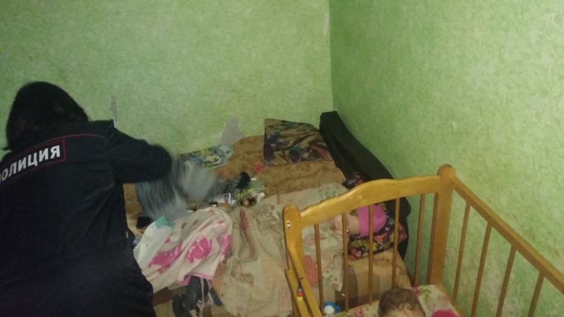 Найденных в балаковской квартире девочек поместили в приют и больницу