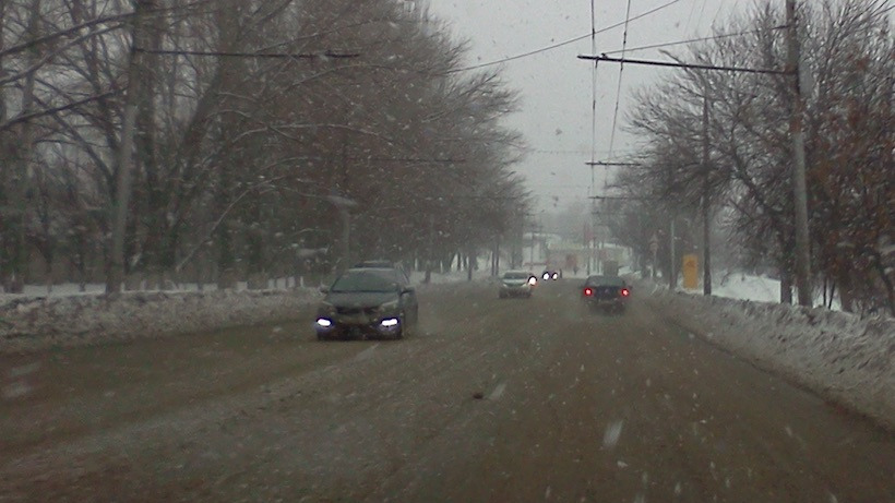 Саратов накрыл снегопад. ГИБДД просит водителей не выезжать на летней резине