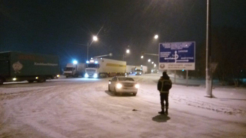 Из-за снежных заносов на трассах под Саратовом образовались пробки 