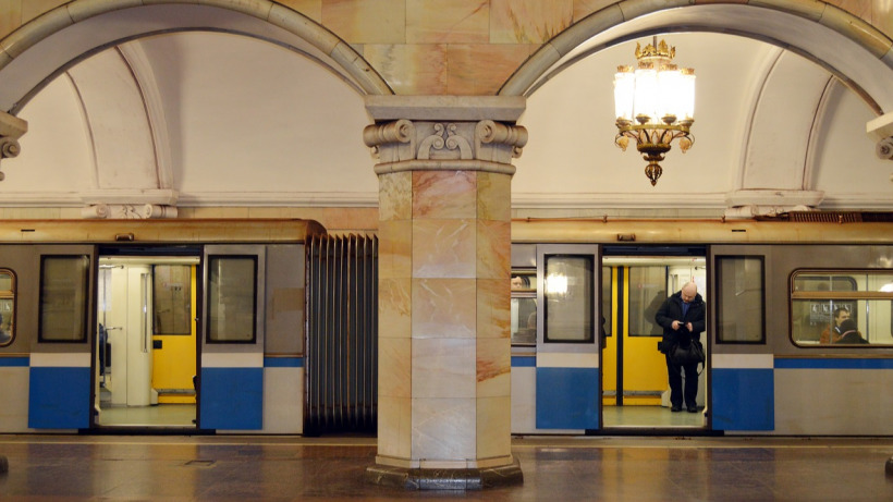 Эксперт назвал московское метро самым опасным местом распространения коронавируса