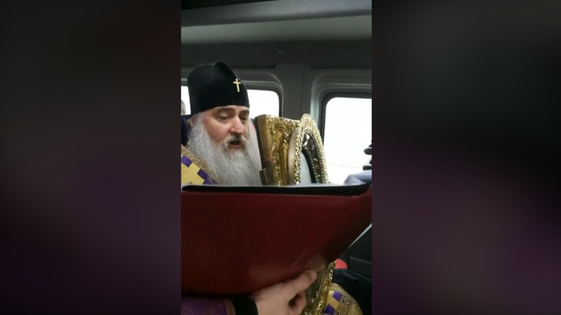 Коронавирус: Саратовский митрополит совершил крестный ход на «ГАЗели» от одного храма к другому