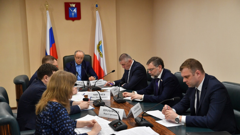 Саратовский губернатор провел совещание без масок и в тесном кабинете